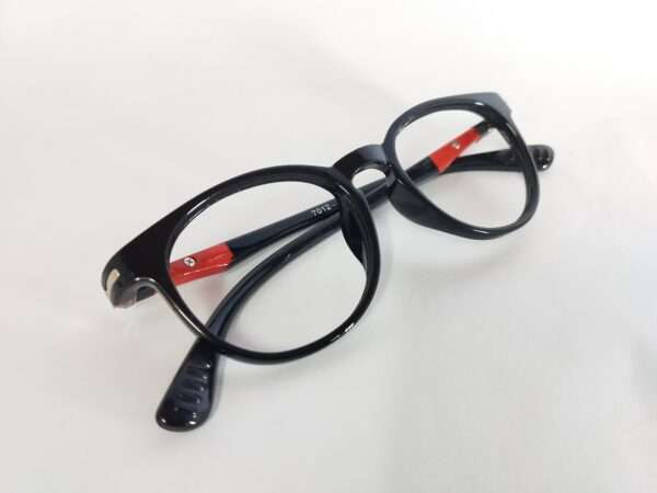 Kids’ black and red screen eye glasses