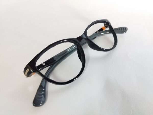 Childrens eyeglasses in black and grey – lightweight and kid-friendly frame design