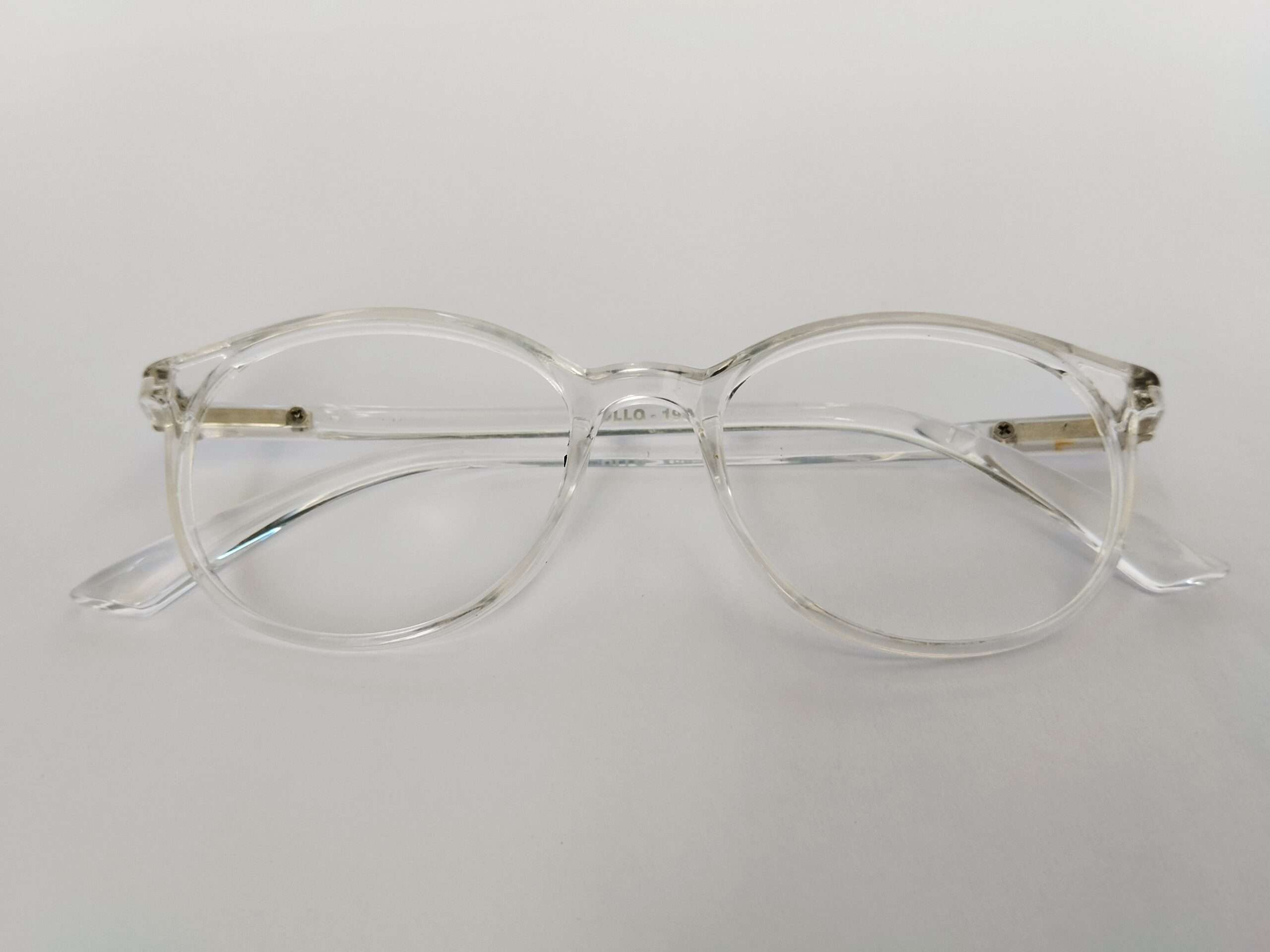 Glossy crystal clear oval eye glasses frames with transparent modern lightweight design