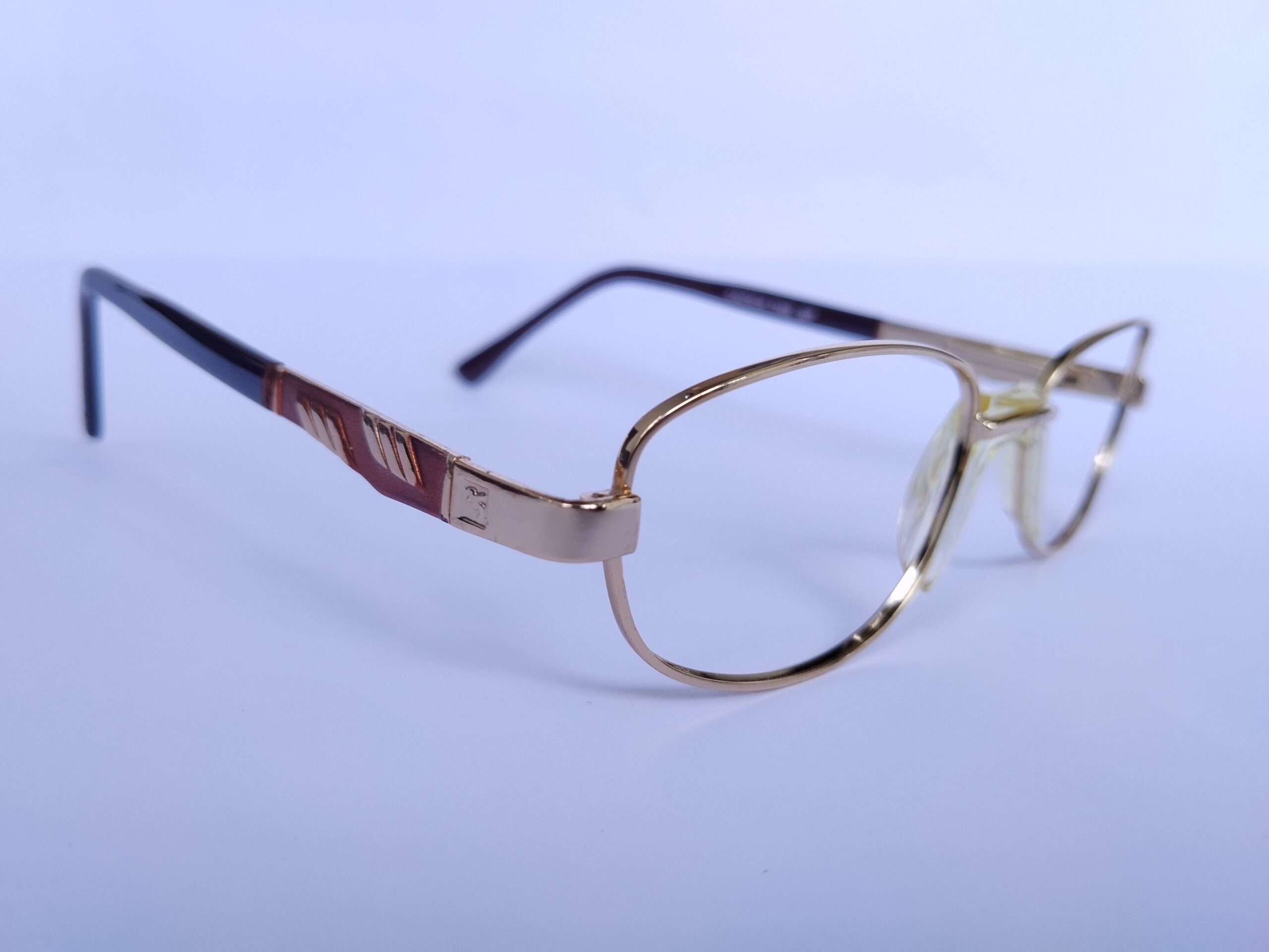 Gold black vintage metal fashionable reading glasses with classic full-frame design
